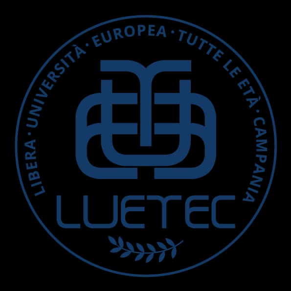 Logo Luetec – Libera Università Europea Tutte le Età Campania. Przedstawia Niebieskie elementy przypominające żebra - jedno w pozycji pionowej z trzema poziomami linii i dwa lekko poniżej łączące się ze sobą w pozycji poziomej. Dookoła tych żeber znajduje się okrąg i nieco niżej cała nazwa instytucji. Poniżej żeber z dużych liter napisane jest Luetec. Całość elementów graficznych jest koloru niebieskiego, a tło jest czarne.