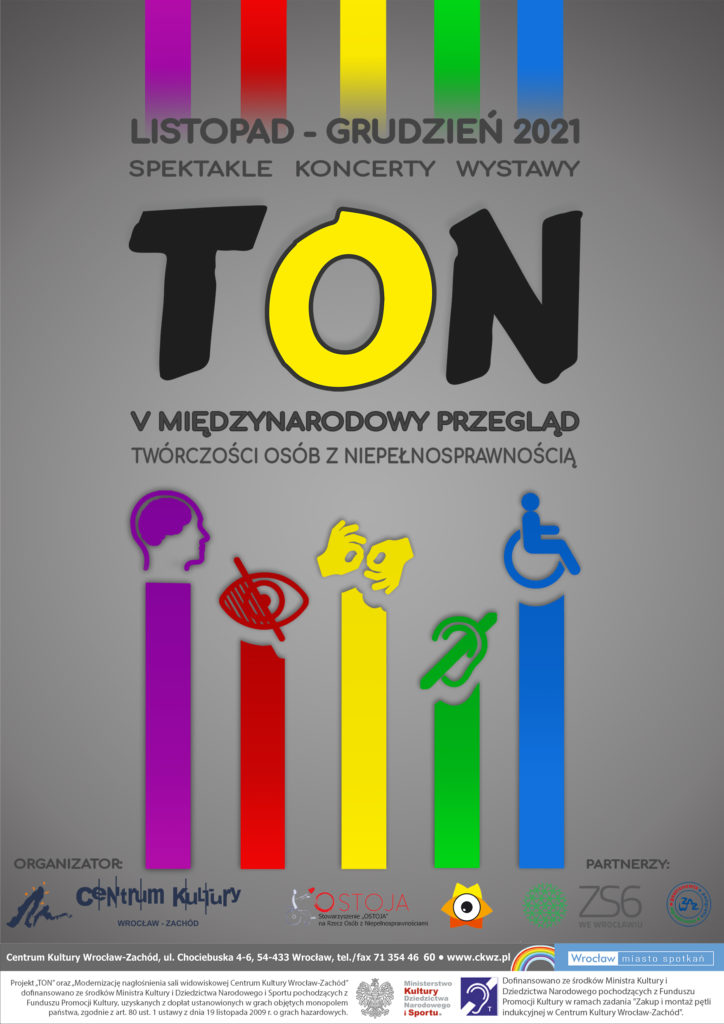 Plakat TON - Twórczość Osób Niepełnosprawnych 2021 V Międzynarodowy Przegląd Twórczości Osób z Niepełnosprawnością. Plakat przedstawia kolorowe znaczki kojarzące się z niepełnosprawnościami, które znajdują się na słupkach wykresowych. Napis TON to litera T w kolorze czarnym, O w kolorze żółtym i N w kolorze czarnym.