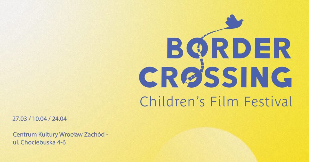 Plakat Boarder Crossing Children's Film Festival, 27 marca, 10 kwietnia i 24 kwietnia w Centrum Kultury Wrocław-Zachód. Plakat w orientacji poziomej przedstawia nazwę festiwalu w kolorze niebieskim z elementem graficznym przedstawiającym małego gołębia w prawym profilu, z którego ogon ciągnie się krętą linią przerywaną aż przez litery O, w napisie Boarding oraz Crossing kończąc się się żółtymi przerywanymi liniami. Cały plakat jest w kolorze żółtym przenikającym z białego do ciemno żółtego od lewej do prawej.