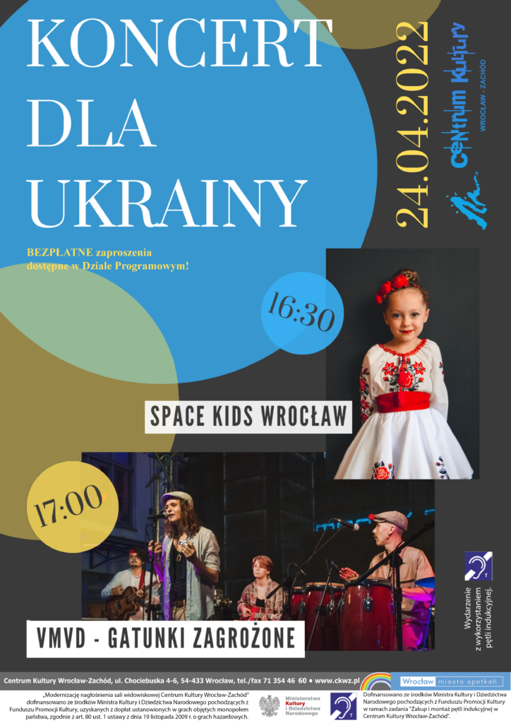 Plakat Koncert dla Ukrainy Bezpłatne zaproszenia dostępne w dziale programowym, 24 kwietnia 2022 w Centrum Kultury Wrocław zachód godzina 16:30, wystąpią Space Kids i o 17:00 VMVD - gatunki zagrożone wydarzenie z wykorzystaniem pętli indukcyjnej. Na plakacie widnieje fotografia małej dziewczynki ubranej w ukraiński ludowy strój w kolorze białym z czerwonymi kwiatkami , czerwonym kołnierzem, czerwonym pasem. Na głowie dziewczynki znajduje się opaska z trzema czerwonymi różami, poniżej tej fotografii znajduje się zdjęcie zespołu VMVD na scenie . Widzimy cztery osoby od lewej gitarzysta z gitarą akustyczną, kolejno wokalista na froncie, z tyłu na gitarze basowej basistka i po prawej mężczyzna grający na kongach. Frontmen i grający na kongach mężczyźni mają na sobie szare kaszkiety.